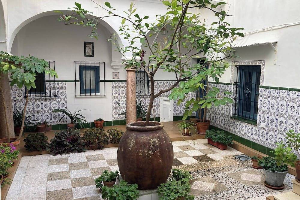Entire apartment, Charming 1900 Andalusian Apartment in Arcos de la Frontera in Arcos de la Frontera, White Villages
