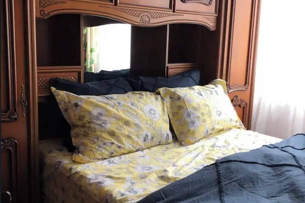 Entire apartment, Private Cozy Room with Queen Bed near Centre of Paris in Bobigny, Seine-Saint-Denis