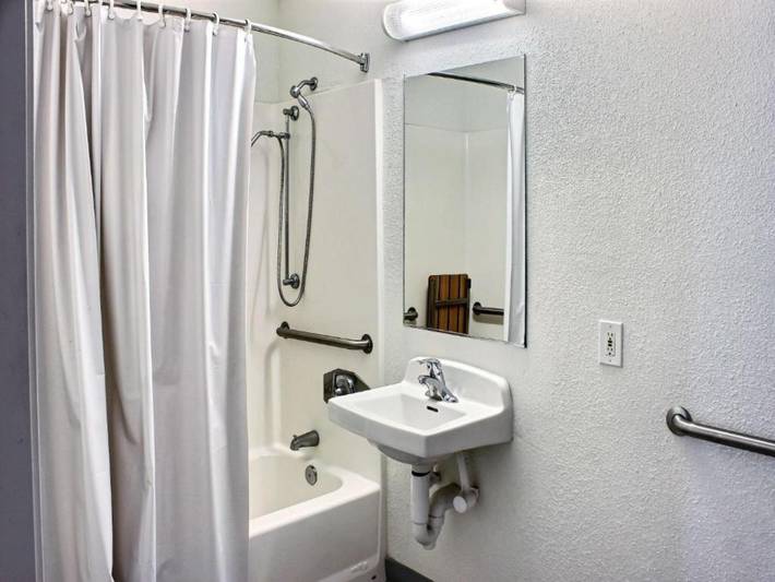 Entire apartment, Ms6 King City |1 Queen Bed | Mob Acc Tub Nsmk Micfridg in Monterey County