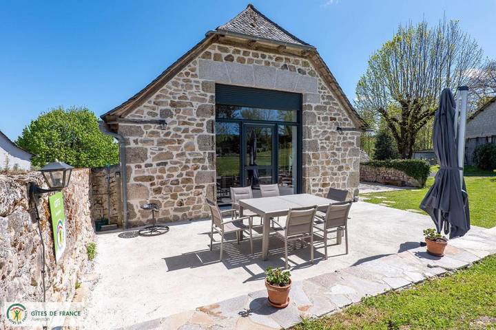 Location de vacances pour 6 personnes, avec jardin et terrasse à Sénergues