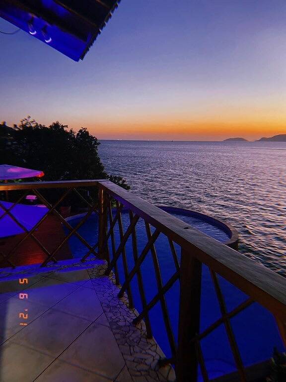Wunderschönes Küstenhaus mit 4 Suiten mit Meerblick. 180. Kanalansicht in Cambaquara, Ilhabela