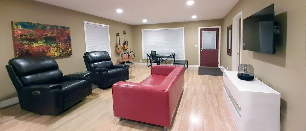 Recliners. Single Level Living. Walk in shower. in Rochester (MN), Olmsted County