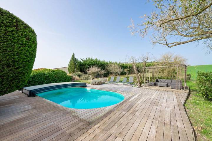 Location de vacances pour 8 personnes, avec jardin ainsi que piscine et terrasse dans Villemer - 2