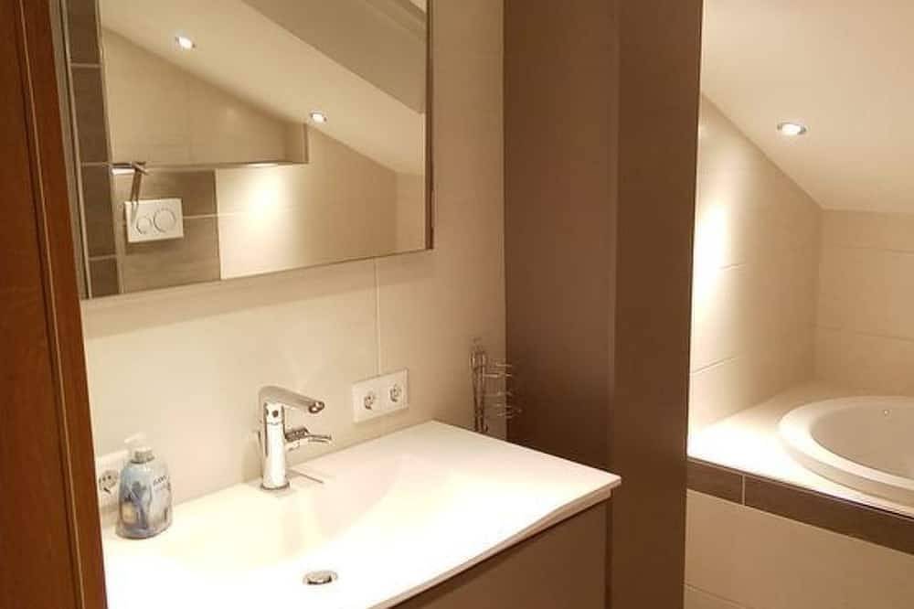 Ganze Wohnung, Exclusive Ferienwohnung mit Balkon in Prackenbach, Ostbayern
