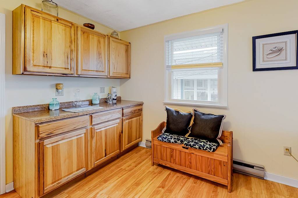 Cottage with deck & sunroom - steps to Long Sands Beach in Cape Neddick, York County