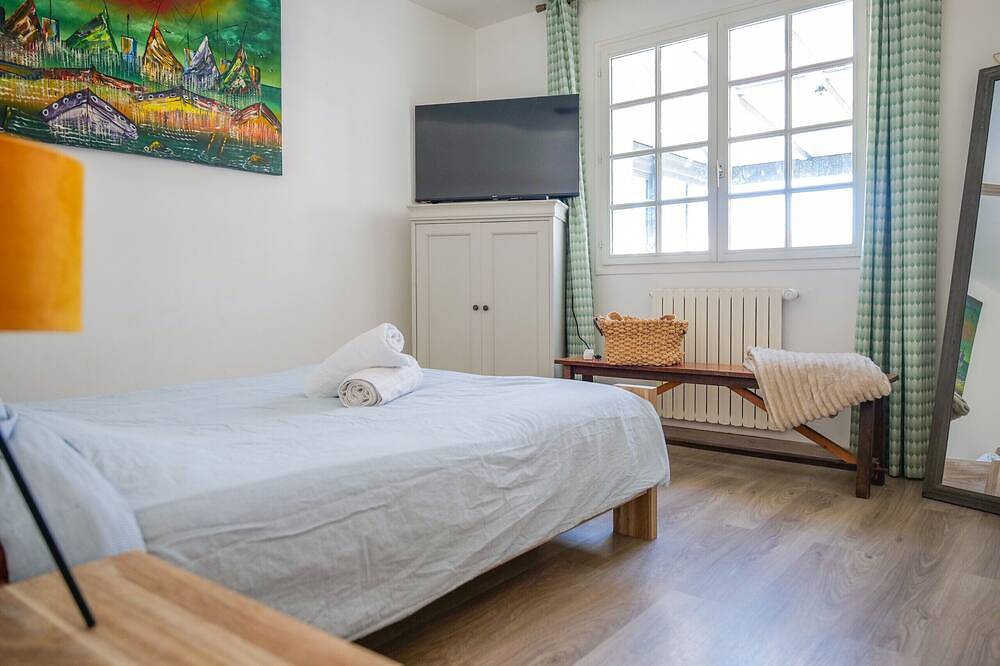 Grande maison avec piscine à 100m de la plage de Paracou – Calme & confort en famille ! in Les Sables-d'Olonne, Vendée