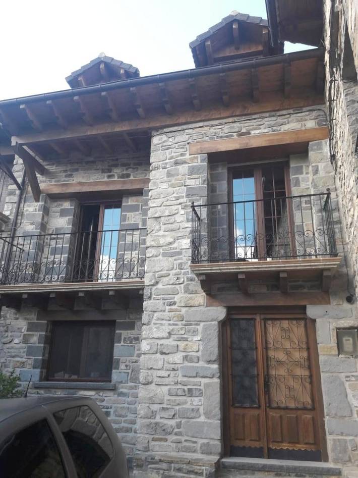 Casa rural para 9 personas, con piscina además de balcón y vistas en Aísa