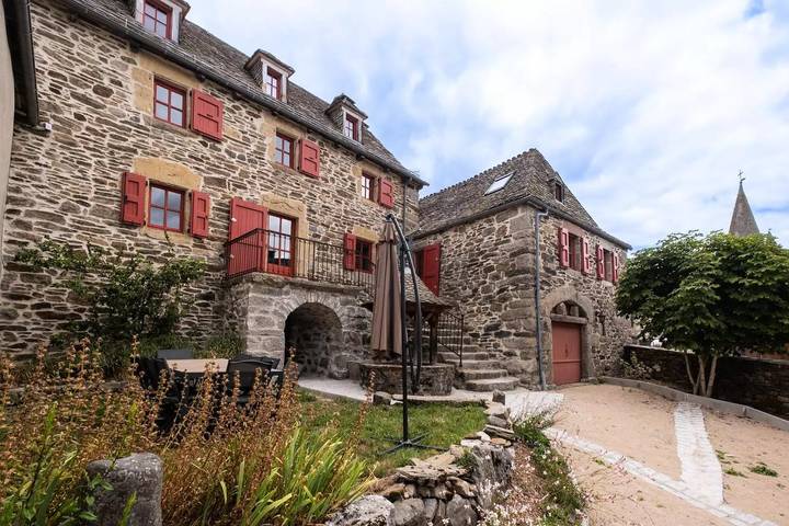 Location de vacances pour 18 personnes, avec jardin et piscine dans L'Aubrac