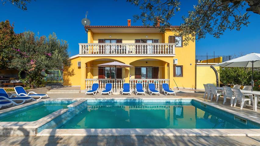 Location de vacances pour 16 personnes, avec terrasse et jardin à Vodnjan