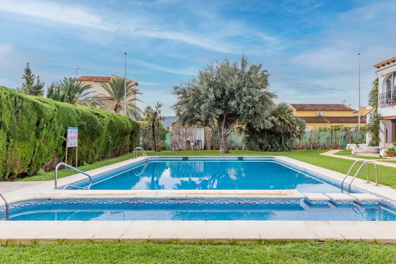 Apartamento entero, "Well-equipped 1 Bed Bungalow" con vistas a la montaña, piscina, Wi-Fi y terraza in Las Marinas, Dénia
