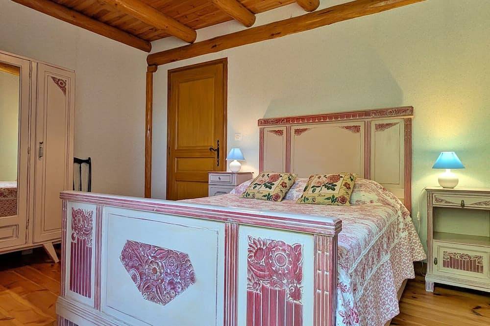 Maison de charme en pierre au bord d’un ruisseau, proche d’un bourg médiéval – Jardin et garage inclus in Allègre, Parc Naturel Régional Livradois-Forez