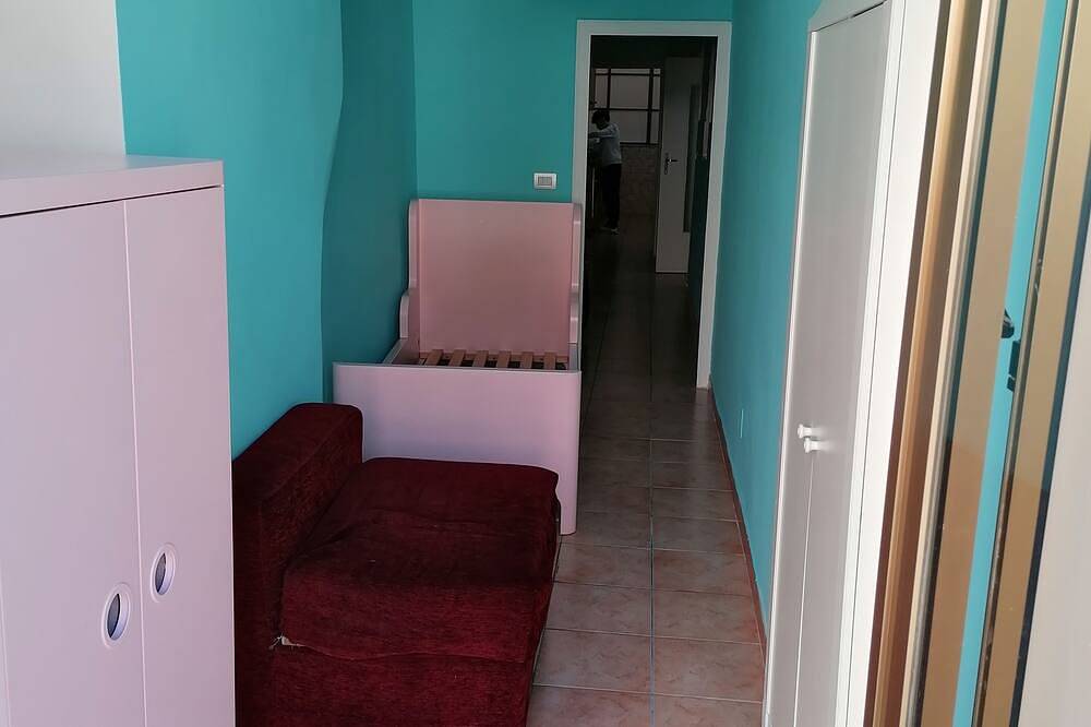 Entire apartment, Close to Naples, Pompeii and 100 meters from boarding to Capri, Amalfi and Positano in Torre del Greco, Vesuvio National Park