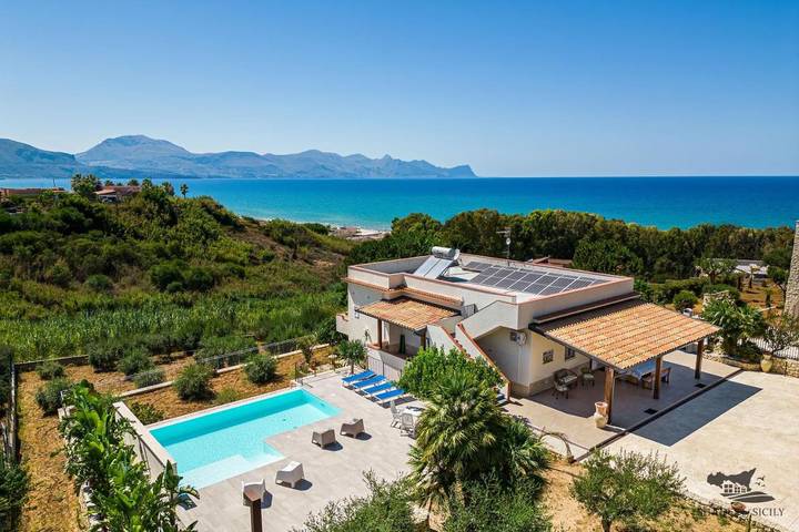 Villa per 6 persone, con piscina e panorama nonché giardino in Alcamo Marina
