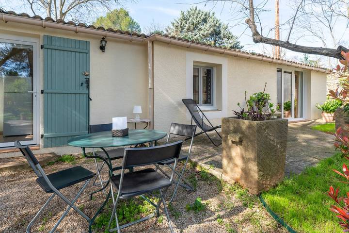 Holiday Home 'Mazet' with Private Terrace, Private Garden and Wi-Fi in Nîmes, Nimes region