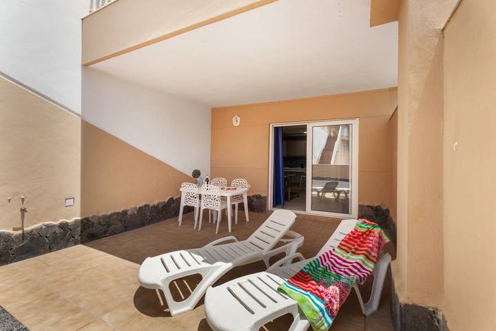 Ganze Wohnung, Ferienwohnung 'Brisas de Chasna' mit Meerblick, Gemeinschaftspool und WLAN in Adeje, Teneriffa Süd