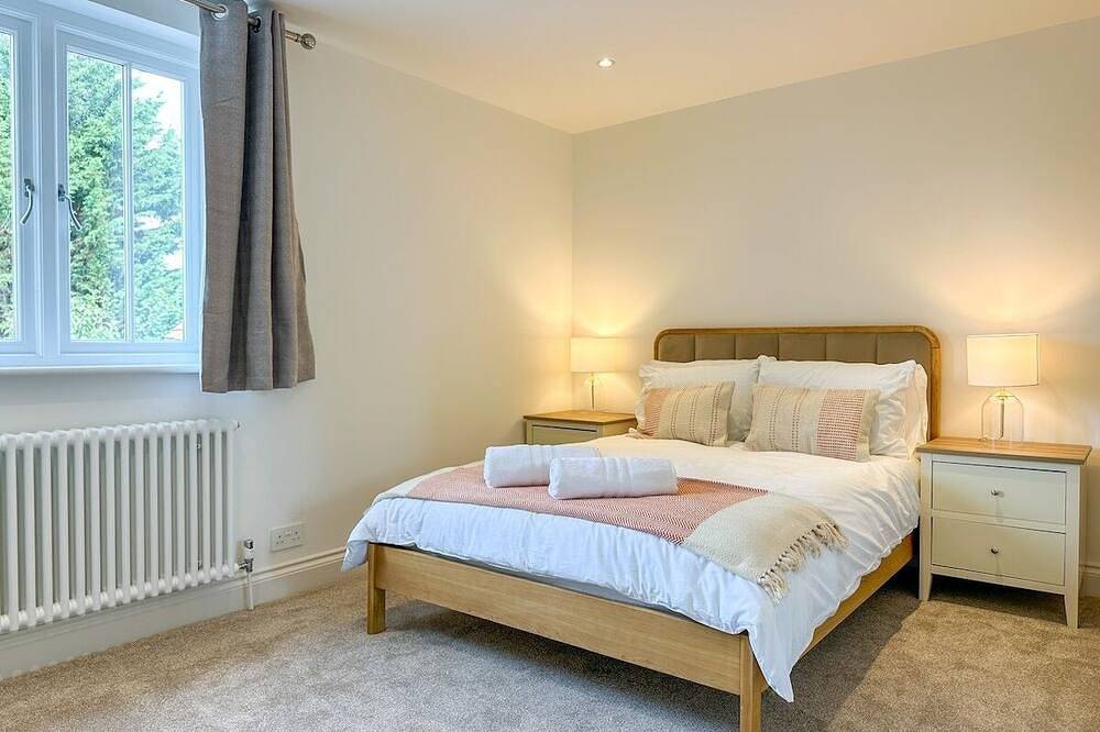Modern Canterbury Townhouse - Pets Welcome & Private Parking in Kent