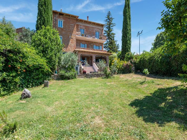Casa vacanza per 13 persone, con Balcone e Giardino a Castiglione del Lago