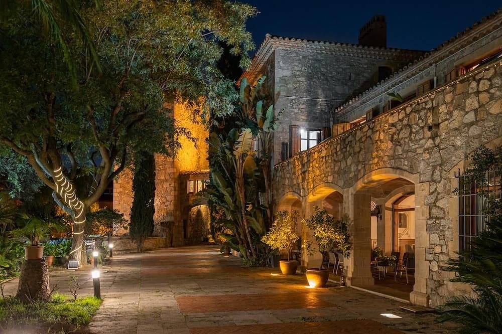 11 century castle - Ideal house for families with garden and swimming pool. in Urbanizacion Montcabrer, Cabrils