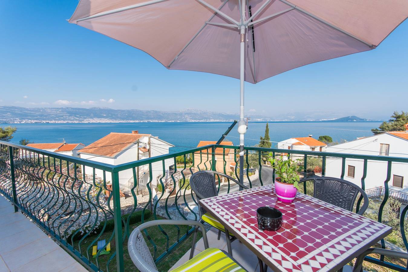 Ganze Wohnung, 2-Zimmer-Ferienwohnung mit Terrasse und Meerblick Slatine, Ciovo A-1126-b in Ciovo