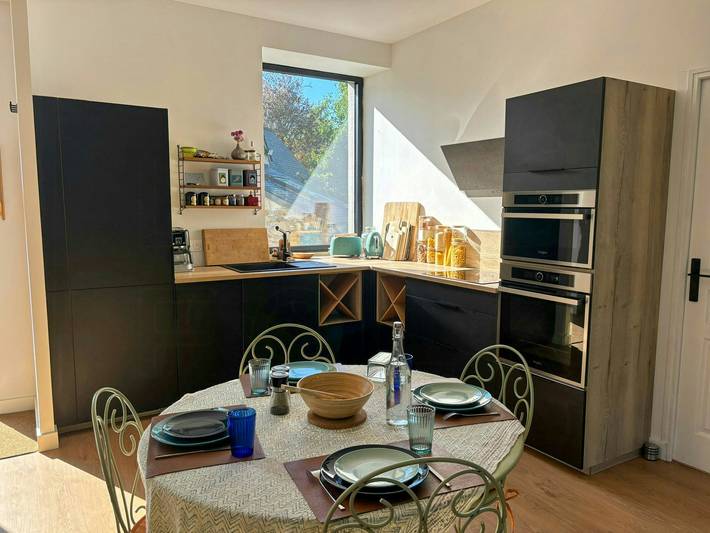Vous découvrez une maison en pierre et sa dépendance au cœur du Pays Bigouden. in Pont-l'Abbé, Région de Quimper