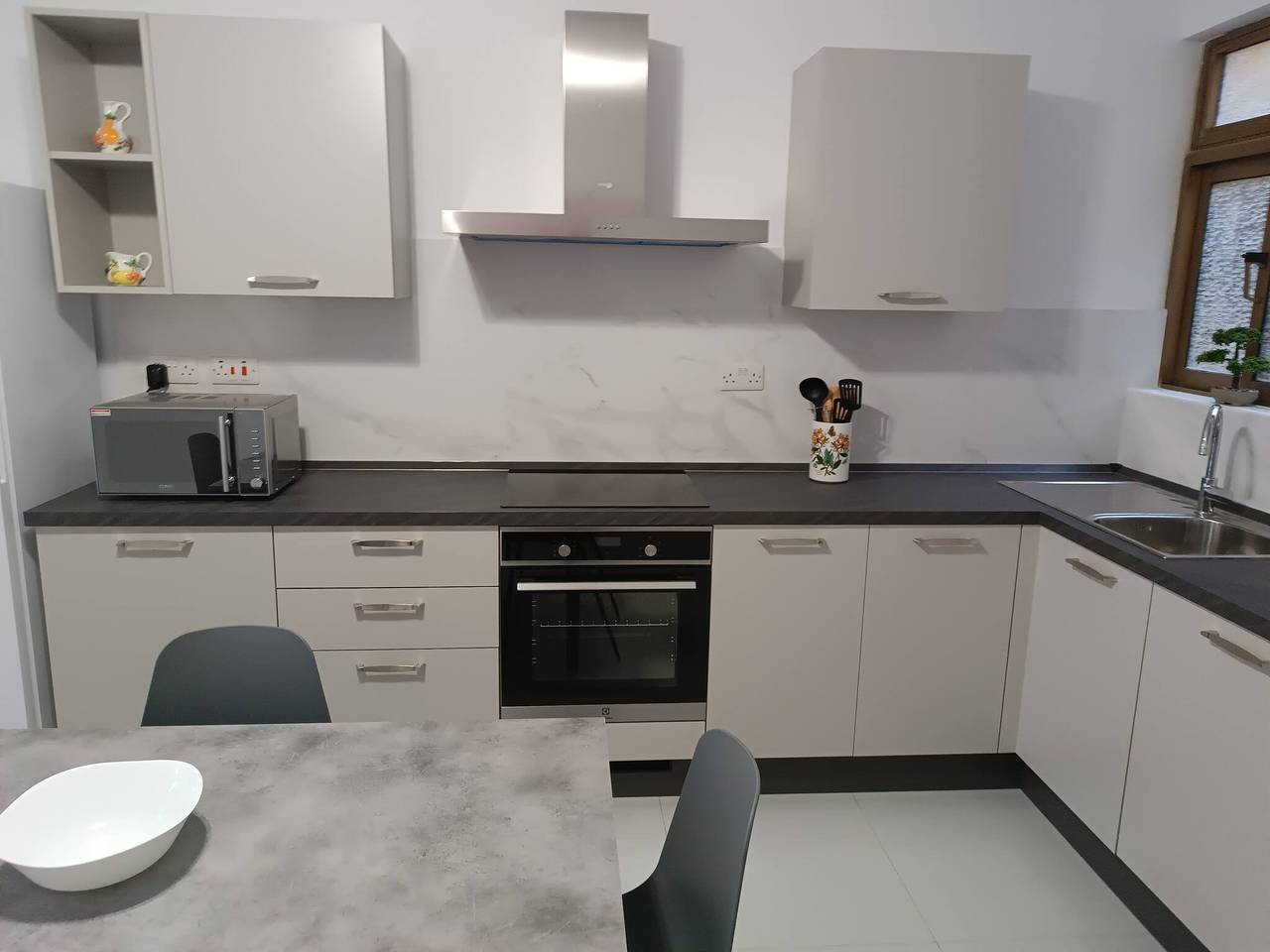 Appartement entier, Appartement 2 chambres élégant et spacieux en bord de mer in Marsalforn, Zebbug