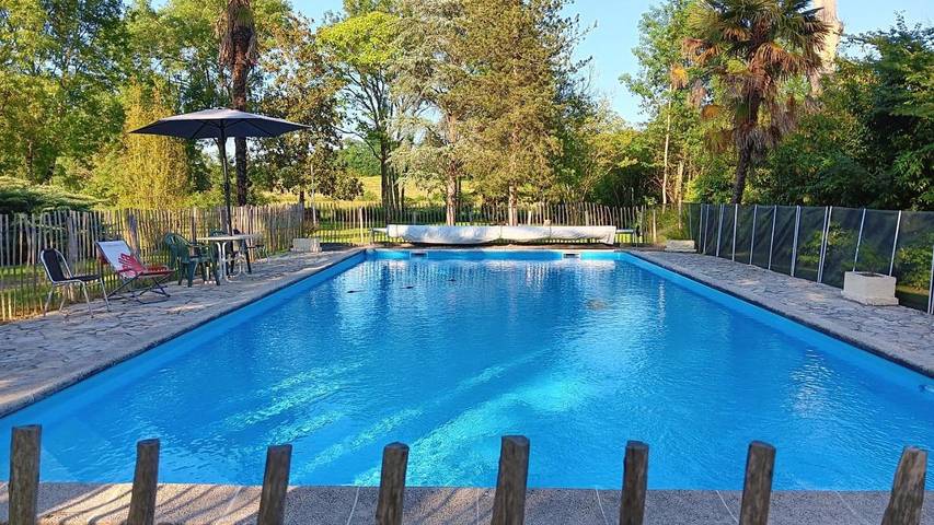 Location de vacances pour 2 personnes, avec Terrasse et Jardin ainsi que Piscine et Vue à Bourrouillan