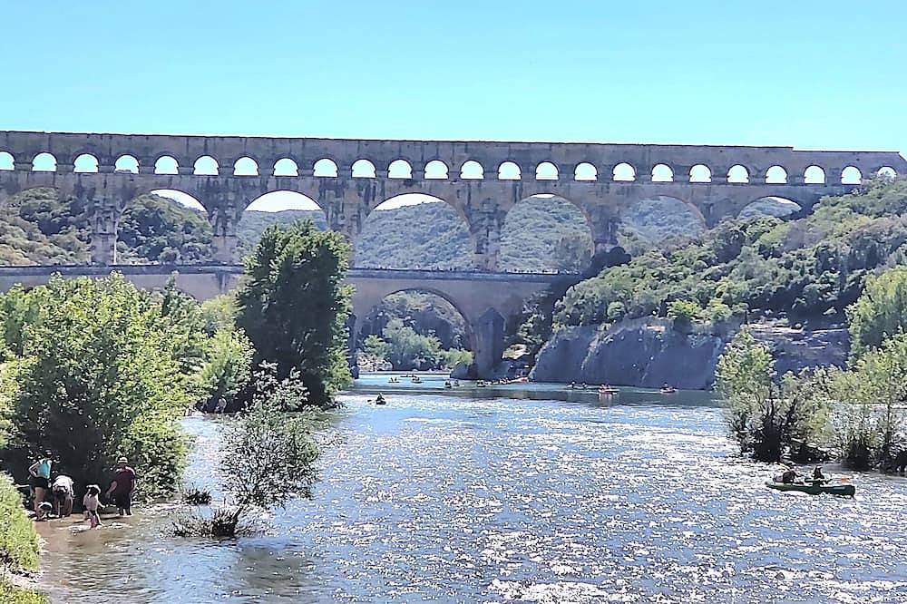 Apartamento entero, Beautiful T3, 700 m from the Pont du Gard in Remoulins, Region de Nimes