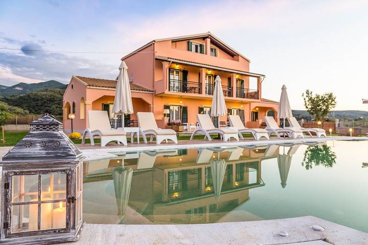 Διαμερίσματα διακοπών για 12 άτομα, με κήπο και ταράτσα στην Παραλία Αλμυρού