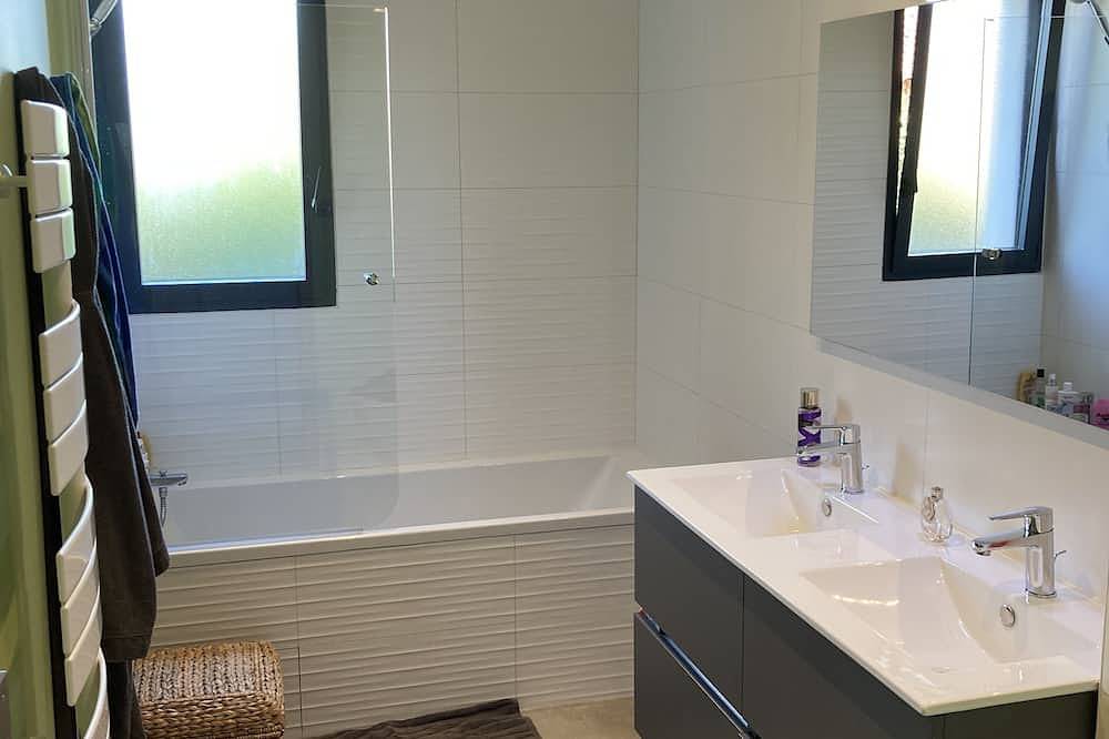 Villa neuve contemporaine a Aix en Provence in Bouc-Bel-Air, Côte méditerranéenne (France)