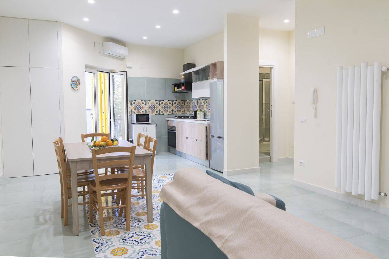 Appartamento intero, Modern Apartment with Terrace, Swimming Pool&Tennis in Sorrento, Sorrento Coast