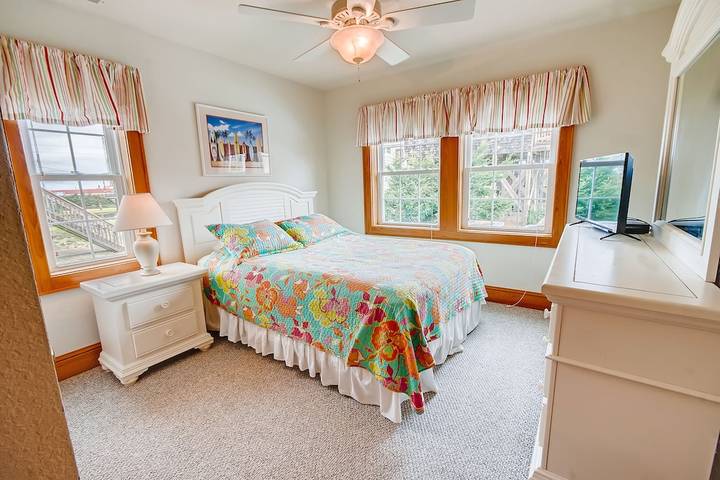 Vacation rental for 12 people, with hot tub and yard, with pets in Rodanthe