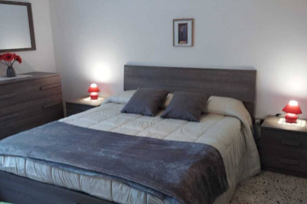 Three Bedroom House With Garden in Introdacqua, Provincia de L'Aquila