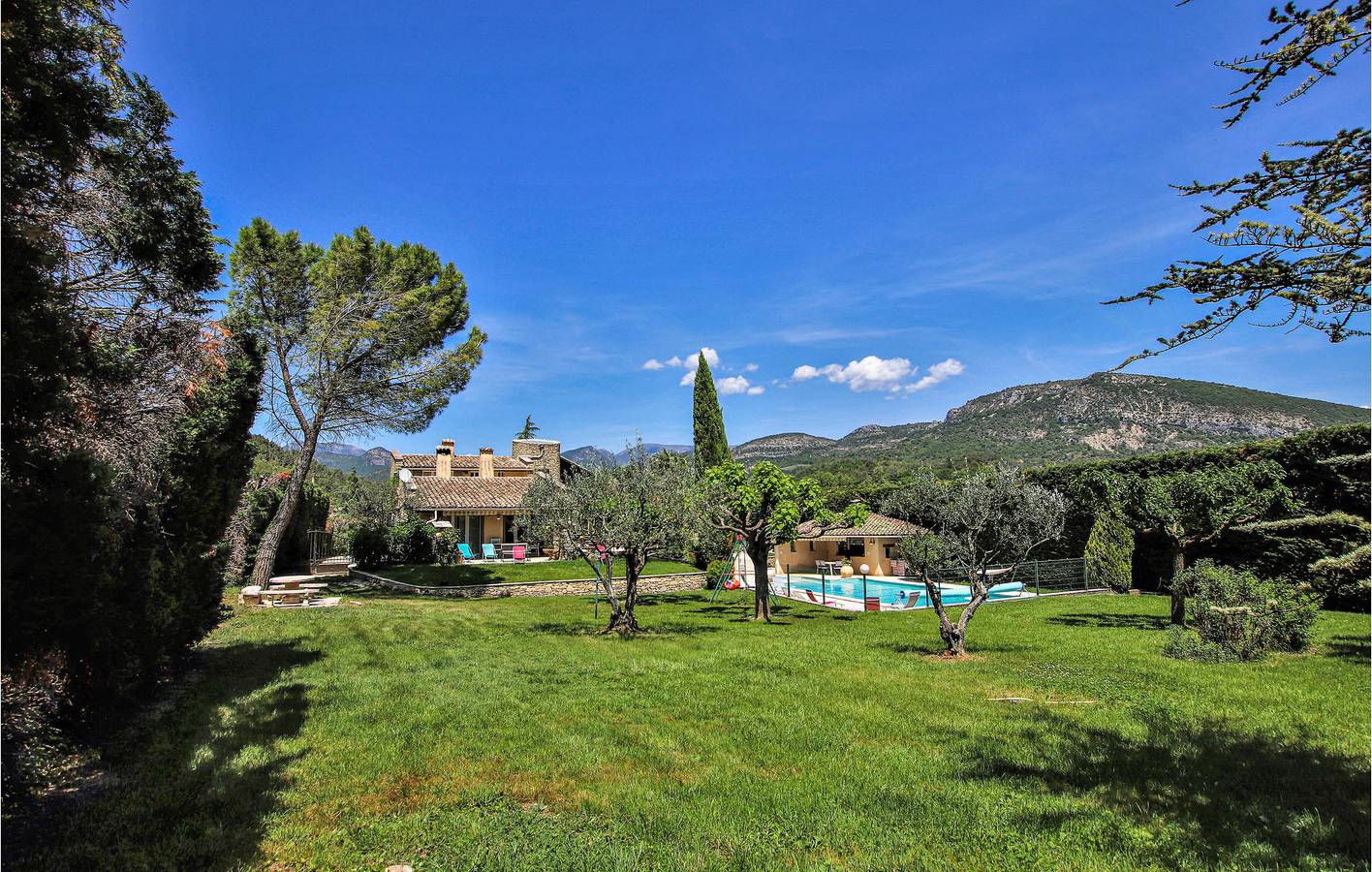 Appartement d'Aubres : piscine, jardin, parking et internet in Condorcet, Région de nyons