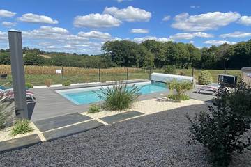 Gîte pour 7 personnes, avec jardin ainsi que piscine et terrasse à Péaule
