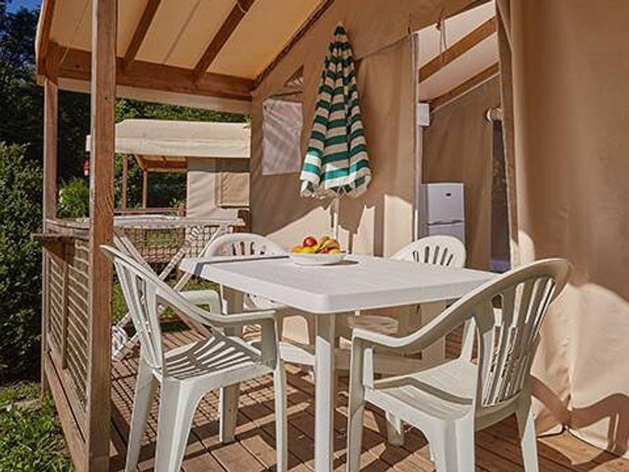 Camping Domaine de La Yole - Tente en toile et en bois 4 personnes - Tente Super Lodge | Comfort | 2 Ch. | 4 Pers. | Sans Sdb in Vendres, Côte méditerranéenne (France)