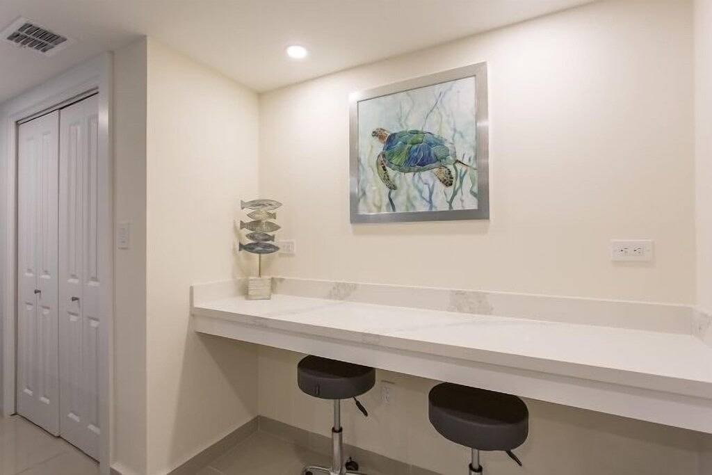 Ganze Wohnung, Solare Tower 405A - Luxuriöses tropisches Resort, privater Balkon mit Poolblick in Richtung Golf von Mexiko, Effizienz perfekt für zwei Personen in South Padre Island, Laguna Madre