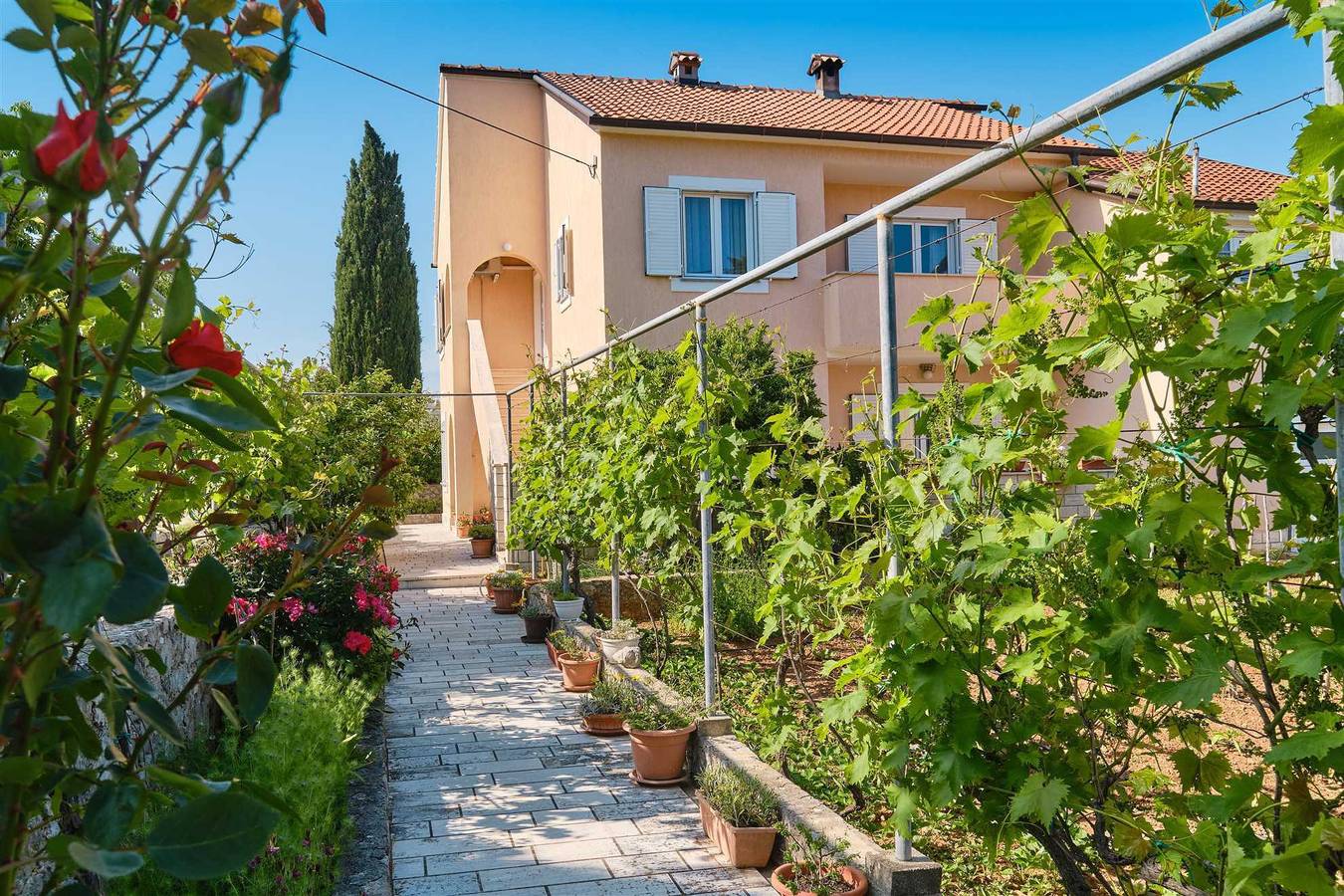 Ganze Wohnung, Apartment mit 2 Schlafzimmern und Platz für 5 Personen mit privatem Parkplatz in Nerezine, Lošinj