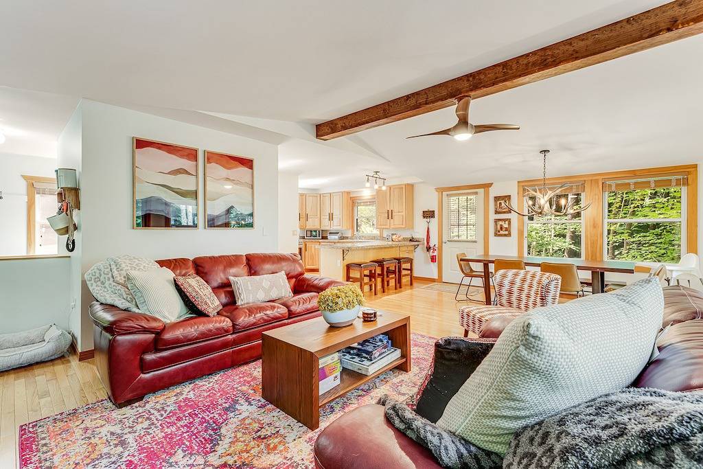 Dog-Friendly Wooded Chalet w/ Fast Wifi, a Private Hot Tub & Furnished Decks in Beech Mountain, Watauga County