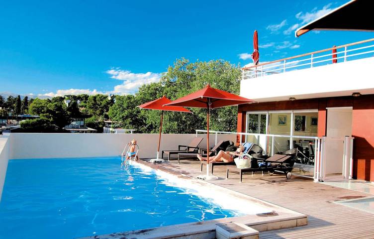 Ferienwohnung für 4 Personen, mit Balkon und Terrasse sowie Garten und Pool in Antibes (Alpen)