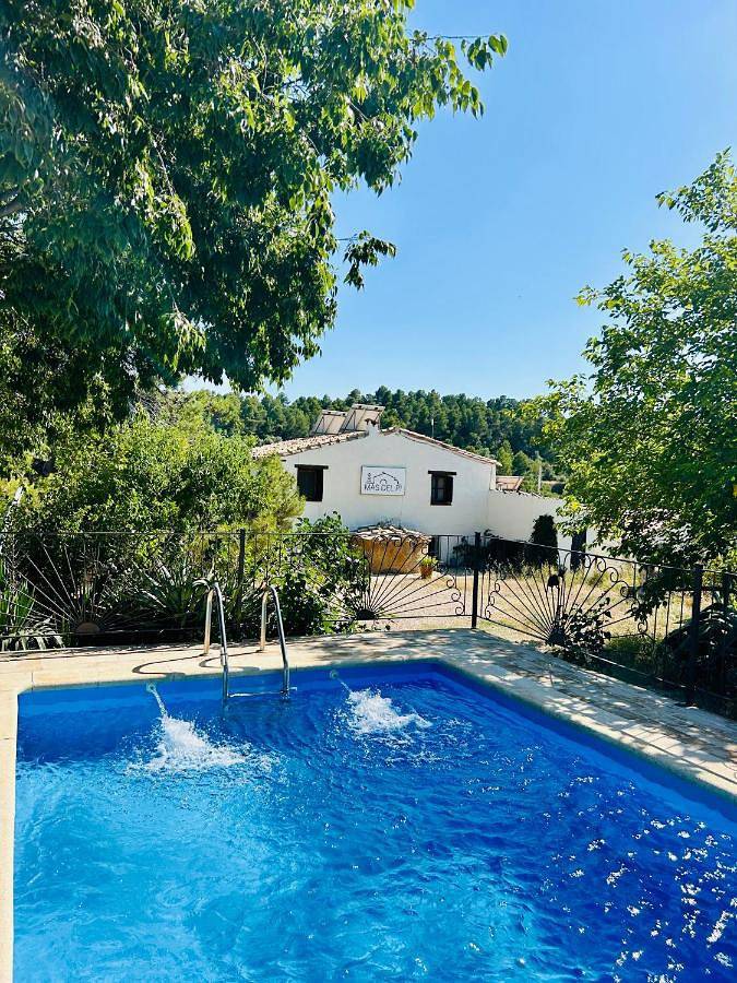 Cama y desayuno para 2 personas, con jardín y terraza además de piscina y vistas en Valderrobres