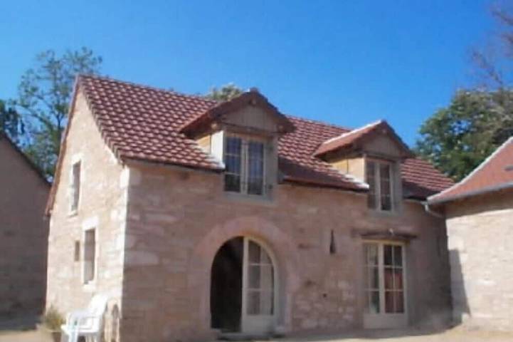 Gîte pour 5 personnes, avec terrasse ainsi que jardin et piscine