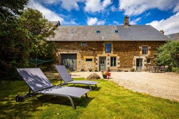 Gîte pour 6 personnes, avec vue ainsi que terrasse et jardin, adapté aux familles à Sougéal