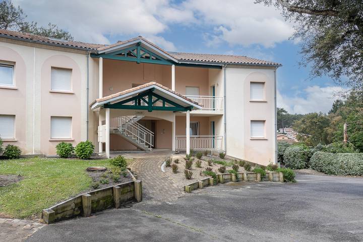 Entire apartment, Holiday Apartment "Résidence moderne avec piscine" with Shared Pool, Terrace & Wi-Fi in Moliets-Plage, Moliets-et-Maa
