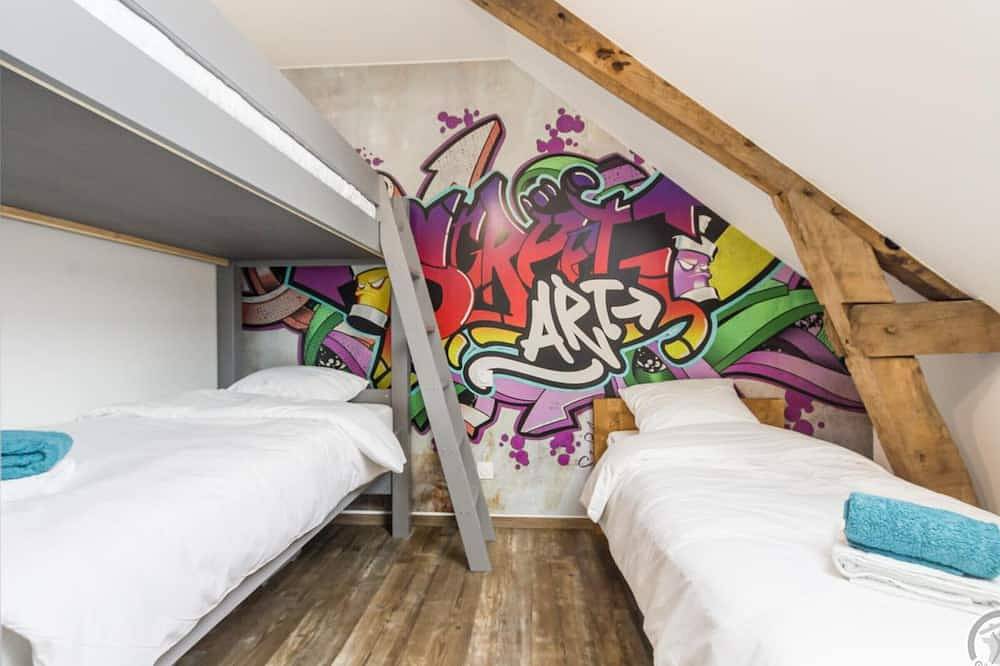 Apartamento entero, Apartamento con terraza, cocina equipada y juegos, a 38 km del Mont-Saint-Michel. in Parigny, Avranches region