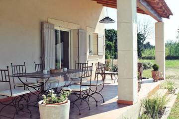 Gîte pour 4 personnes, avec jardin ainsi que piscine et terrasse à Eygalières