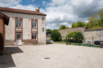 Gîte pour 8 personnes, avec piscine et terrasse ainsi que jardin et jacuzzi, animaux acceptés dans Marne