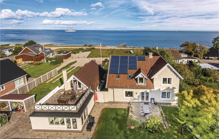 Ferienhaus für 14 Personen, mit Terrasse und Whirlpool sowie Garten und Sauna in Tårup