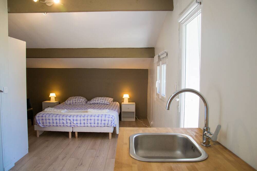 Maison plein-pied 3 chambres dont 1 studio à 150 m de la mer in Six-Fours-les-Plages, Côte méditerranéenne (France)