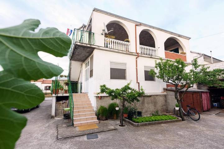 Ferienwohnung für 6 Personen, mit Balkon und Terrasse sowie Garten und Ausblick