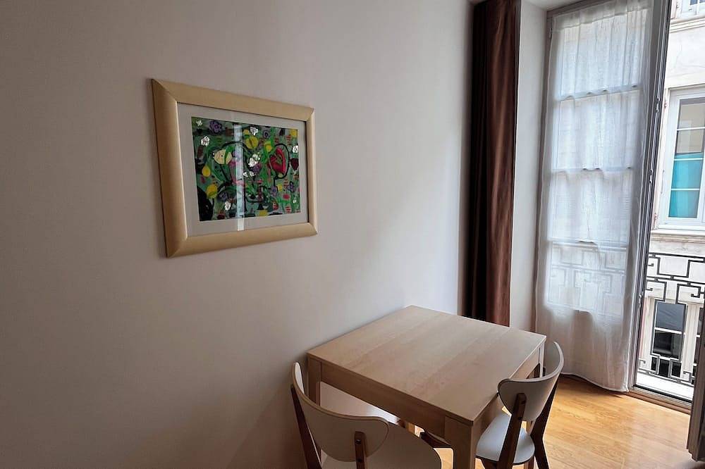 Entire apartment, City center apartment close to swimming, in the heart of local life in Crest, Die region
